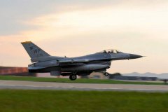 美国批准丹麦荷兰向乌交付F-16，美官员：对乌军反攻帮助不大
